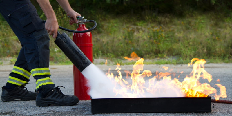 Putting out a fire with an extinguisher