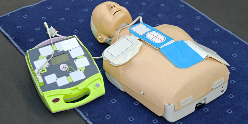 Image of a first aid dummy with defibrillator